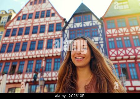 Lächelnd touristische Frau in Römerberg, Frankfurt am Main, Deutschland Stockfoto