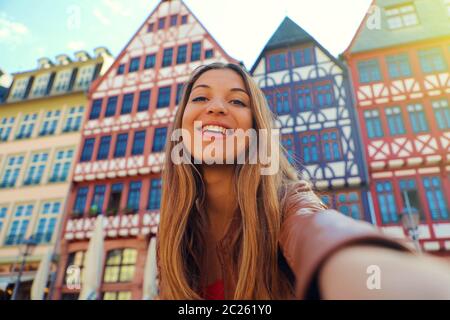 Schöne lächelnde Frau nehmen self portrait in Römerberg in Frankfurt, Deutschland Stockfoto