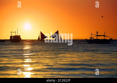 Traditionelle philippinische Boote am Sonnenuntergang. Insel Boracay Stockfoto