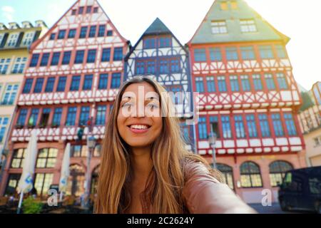 Schöne lächelnde Frau nehmen self portrait in Römerberg in Frankfurt, Deutschland Stockfoto