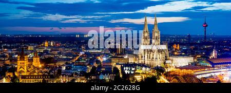 Köln Panorama bei Nacht Stockfoto