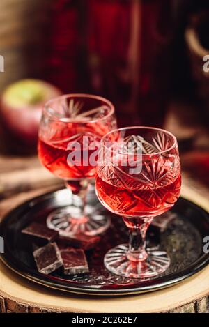 Hausgemachte berry alkoholische Getränke- und Schokoriegel auf Metall Fach Stockfoto