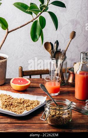 Gebackenes Müsli zum Frühstück mit Saft aus Pampelmusen oder Grapefruits Stockfoto