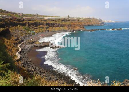 Playa de el Bollullo schwarzen vulkanischen Sand Strand in Teneriffa, Kanarische Inseln, Spanien Stockfoto