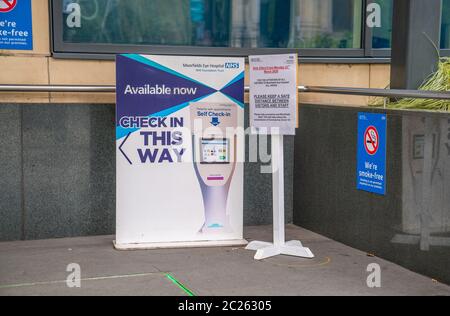 LONDON, ENGLAND - 6. JUNI 2020: Beschilderung vor dem Moorfields Eye Hospital, London, die soziale Distanzierungsanforderungen für alle Besucher und Mitarbeiter während zeigt Stockfoto