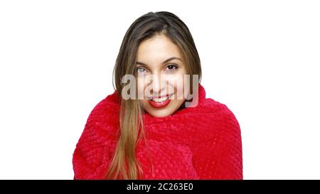 Studioaufnahme einer jungen Frau, die in eine rosa Decke gehüllt ist Stockfoto