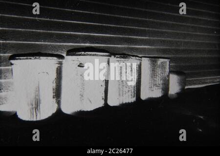 Feine 70s Vintage schwarz-weiß extreme Fotografie von glühenden Abfalleimer aufgereiht in einer Gasse. Stockfoto