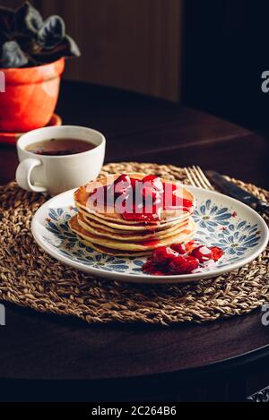 Stapel Pfannkuchen mit carneol Kirsche Konfitüre auf weiße Platte mit verzierten Stockfoto