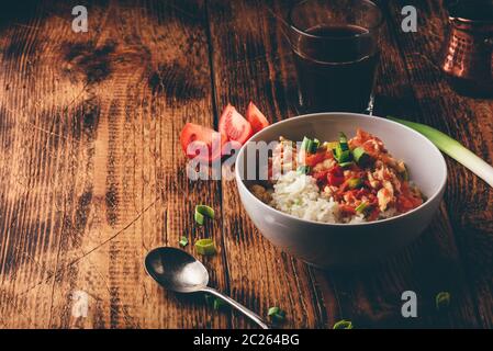 Rührei mit Tomaten, Lauch und weißer Reis. Türkischer Kaffee und geschnittene Zutaten. Stockfoto