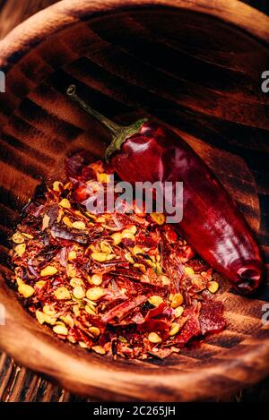 Flocken von gemahlener roter Chili Pfeffer in Houten Stockfoto
