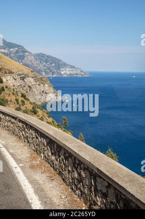 Eine kurvenreiche und enge Straße an der Amalfi Küste zwischen Positano und Amalfi. Kampanien, Italien Stockfoto