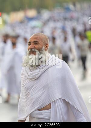 Alter Mann in der Hadsch Saison Pilger in der Tageszeit, Performing Hadsch, Mina mecca , Saudi-Arabien, August 2019 Stockfoto