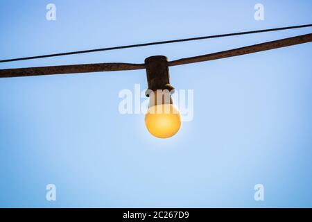 Alte Glühbirne draußen Stockfoto