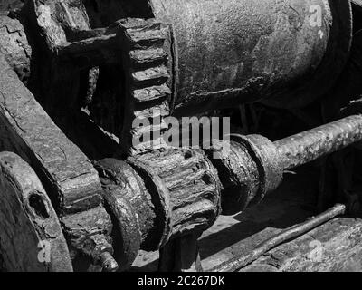 Monochrome Abbildung von alten verrosteten Maschinen mit korrodierten Zahnrädern und Zahnrädern Stockfoto