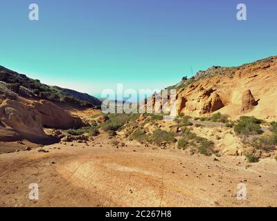 Mondlandschaft, grob und sehr leichte Tuffstein und Vulkangestein, im Teno-gebirge auf der Kanarischen Insel Teneriffa. Wind und Wetter ha Stockfoto