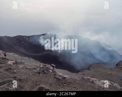 Smoky Krater Landschaft bei Vulkan Stromboli in der Nähe von Sizilien Stockfoto