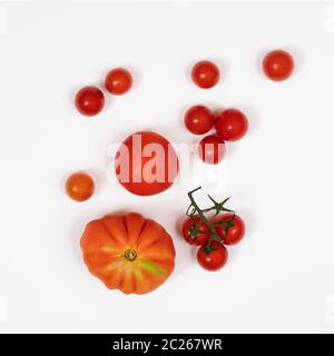 Einige Arten von Tomaten auf eine weiße Fläche Stockfoto