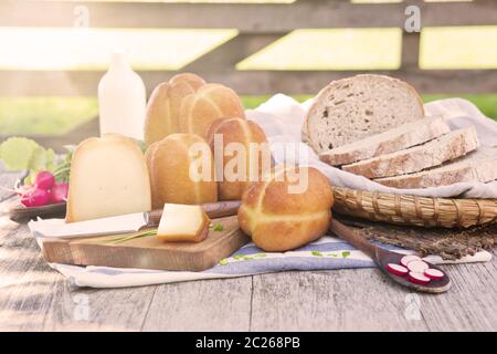 Traditionelle Räucherkäse Stillleben. Stockfoto