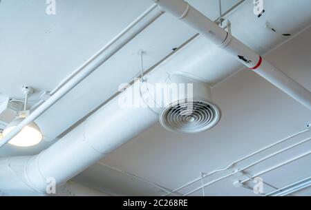 Luftleitung, Verkabelung und Sanitär in der Mall. Die Leitung der Klimaanlage, Verkabelung und Sanitär Rohr-system. Innenraum Konzept. Stockfoto