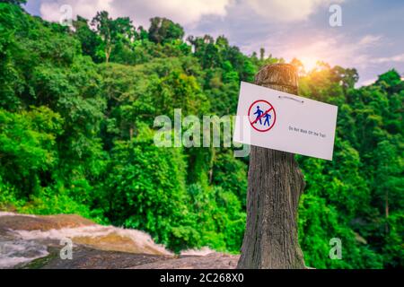 Nicht der Spur. Warnschild in National Park hängen an konkreten Pol am Wasserfall in der grünen tropischen Wald. Warnzeichen für Reisende für Pre Stockfoto