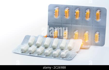 Cefixime und Azithromycin Kapsel in Blisterpackung für die Behandlung von gonorrhea. Neisseria gonorrhoeae Behandlung. Antibiotischen Drogewiderstand. Orange und Whi Stockfoto