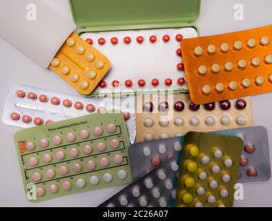 Draufsicht Stapel von Verhütungspillen in Blisterverpackung. Pillen zur Geburtenkontrolle. Familienplanung. Frau Hormone Tabletten. Hormonersatztherapie. Stockfoto