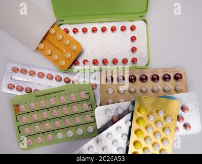 Draufsicht Stapel von Verhütungspillen in Blisterverpackung. Pillen zur Geburtenkontrolle. Familienplanung. Frau Hormone Tabletten. Hormonersatztherapie. Stockfoto