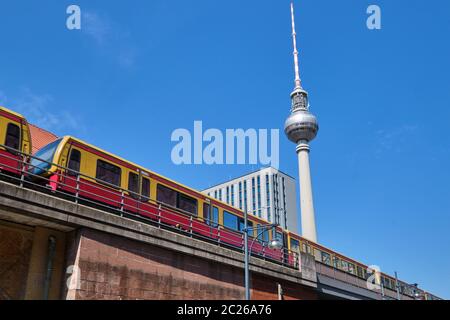 Verschieben von S-Bahn und den berühmten Fernsehturm in Berlin Stockfoto