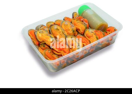 Gedämpfte Muscheln und köstlichen Flasche spicy Seafood Soße in Kunststoffbox für die Lieferung. Muschel Fleisch gekocht ohne Schale in Kunststoffbox auf w isoliert Stockfoto