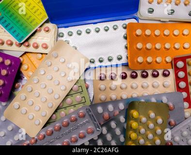 Draufsicht Stapel von Verhütungspillen in Blisterverpackung. Pillen zur Geburtenkontrolle. Familienplanung. Frau Hormone Tabletten. Hormonersatztherapie. Stockfoto