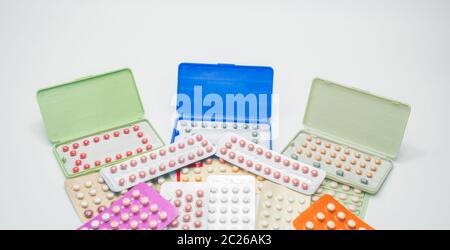 Stapel von Verhütungspillen in Blisterpackung. Pillen zur Geburtenkontrolle. Familienplanung. Frau Hormone Tabletten. Hormonersatztherapie. Pharmaceu Stockfoto