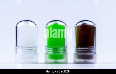 Ammonium Alaun mit Aloe Vera Extrakt, Lakoocha in Deodorant Stick entpacken. Grüne, Weiße und braune Deo Sticks. Achselhöhlen antitranspirant Produkte Stockfoto