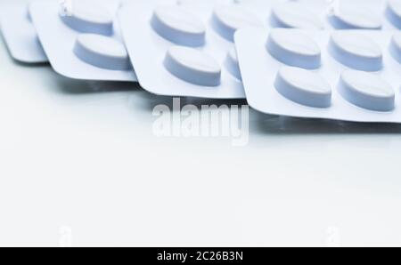 Statine tabletten Pille in Weiß Blisterverpackung für leichte Widerstand Verpackung auf weißem Hintergrund. Arzneimittel zur Behandlung von Dyslipidämie. Lipid niedrig Stockfoto