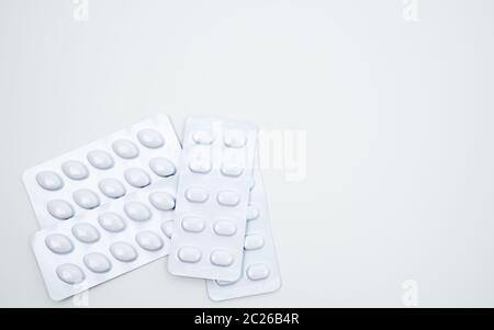 Statine tabletten Pille in Weiß Blisterverpackung für leichte Widerstand Verpackung auf weißem Hintergrund. Arzneimittel zur Behandlung von Dyslipidämie. Lipid niedrig Stockfoto