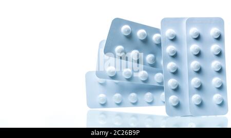 Colchicine 0,6 mg Tabletten Pillen in Licht beständig Verpackung auf weißem Hintergrund. Gicht angriff, Gicht Schmerzen und gouty Arthritis Konzept. Pharmac Stockfoto