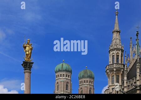 Mariensäule auf dem Marienplatz in München mit Türmen der Frauenkirche und des Rathausturms Stockfoto