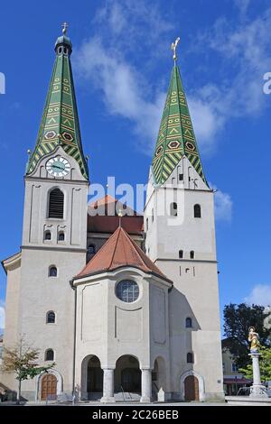 Die neobarocke katholische Pfarrkirche St. Walburga in Beilngries, Oberbayern Stockfoto