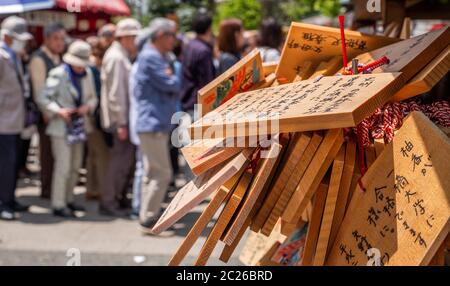 Kleine hölzerne Gebetstafel oder ema im Kameido Tenjin Schrein, Tokyo, Japan. Stockfoto