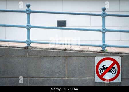 Motorrad kein Eintrag Zeichen vor der Tunnel unter der Straße zu installieren. Verkehrsschild Motorrad zu verbieten. Restriktive Zeichen. Rampe und Eisen bahn. Motorc Stockfoto