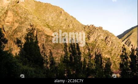 Pinkuylluna, Inka-Lagerhäuser in Ollantaytambo archäologische Stätte, Cuzco, Peru Stockfoto