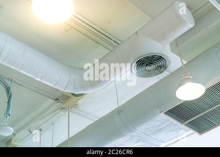 Luftleitung, Verkabelung und Sanitär in der Mall. Die Leitung der Klimaanlage, Verkabelung und Sanitär Rohr-system. Innenraum Konzept. Decke Leuchte Stockfoto