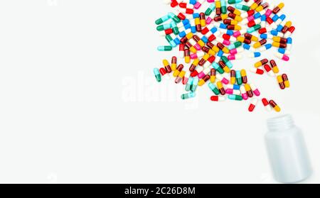 Gießen Antibiotika Kapsel Pillen in Kunststoffflasche auf weißem Hintergrund mit Kopierraum isoliert. Konzept der Arzneimittelresistenz. Antibiotika Drogenkonsum mit Stockfoto
