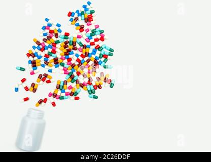 Gießen Antibiotika Kapsel Pillen in die Plastikflasche auf weißem Hintergrund mit kopieren. Droge, Lagerung, Antibiotikum Drogenkonsum mit angemessenen, Gesundheit p Stockfoto