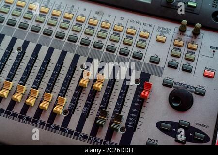 Audio Sound Mixer console. Sound Mixing Desk. Musik mixer Control Panel im Aufnahmestudio. Audio Mixing Konsole mit Fader und Regler. Soun Stockfoto