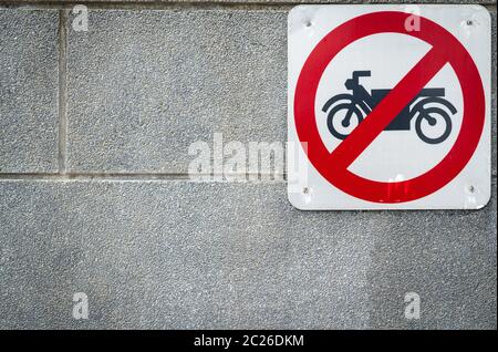 Motorrad kein Eintrag melden Installieren auf Beton Wand vor Tunnel unter der Straße. Verkehrsschild Motorrad zu verbieten. Restriktive Zeichen. Motorrad ca Stockfoto