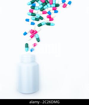 Gießen Antibiotika Kapsel Pillen in die Plastikflasche auf weißem Hintergrund mit Kopie Raum isoliert. Droge, Lagerung, Antibiotikum Drogenkonsum mit angemessenen, Stockfoto