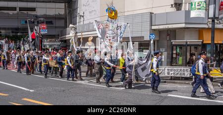 Japanische Gruppe, die eine Protestdemonstration in der Straße Shibuya, Tokio, Japan, abhielt. Stockfoto