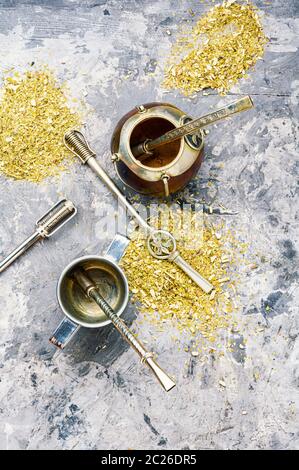 Mate Tee beliebt in Lateinamerika. Yerba Mate in Calabash und trockene Kraut. Stockfoto