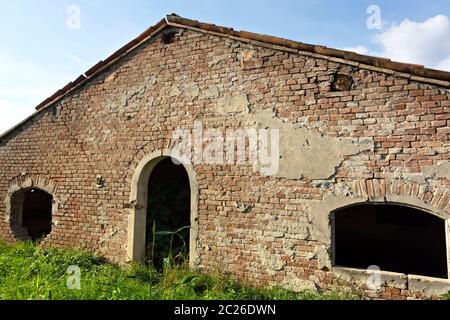 Überreste eines verlassenen Gebäudes in der Po-Ebene, Lombardei, Italien Stockfoto