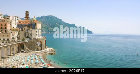 Atemberaubende Sunny View Atrani Dorf mit Blick auf das Meer, die Küste von Amalfi, Italien. Banner Panorama. Kopieren Sie Platz. Stockfoto